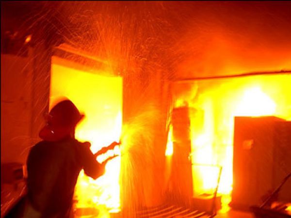 Пожарные Уфы эвакуировали 35 рабочих из горящего фанерного комбината.  На Уфимском фанерном комбинате загорелись пылевые отложения фанеры. 