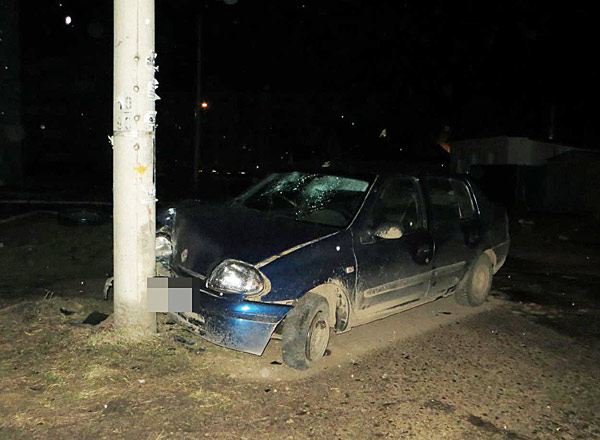 В Башкирии женщина на "Рено" ночью врезалась в бетонный столб. Авария с участием автоледи и столба произошла в Мелеузе.
