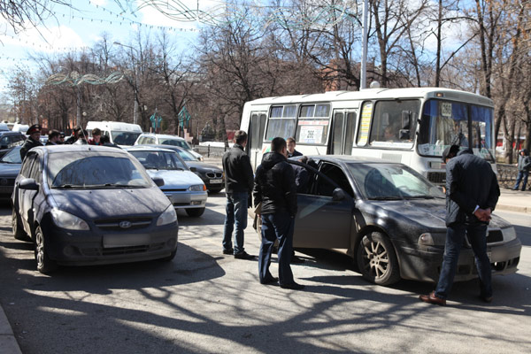 Полиция Уфы задержала банду автомобильных "бомбил" (ФОТО задержания). Банда вскрывала машины с помощью электронного сканирующего устройства.