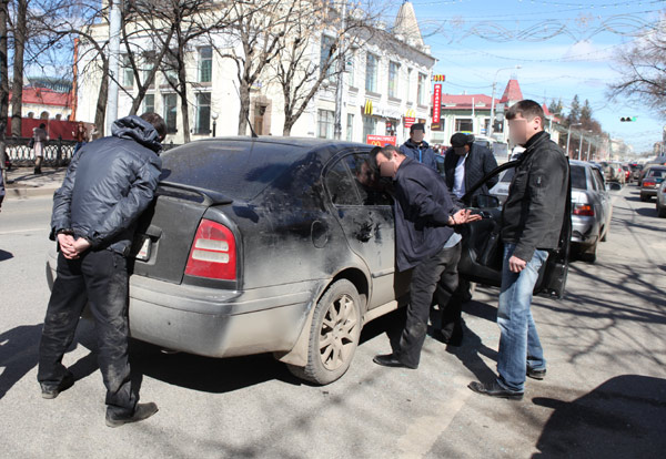 Полиция Уфы задержала банду автомобильных "бомбил" (ФОТО задержания). Банда вскрывала машины с помощью электронного сканирующего устройства.