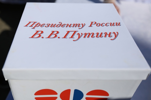Уфимцы отправили Президенту России Владимиру Путину кусок от гигантского баурсака. В Башкирии сделали баурсак весом в 179 килограммов, который попал в Книгу рекордов