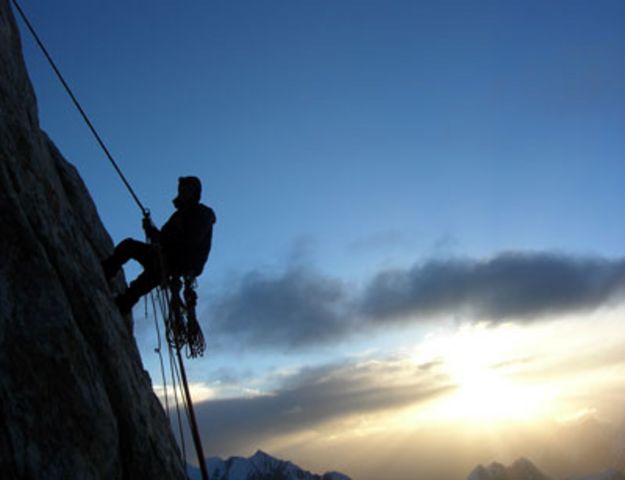 Альпинист из Уфы сорвался в ледниковую трещину Эльбруса и выжил. Уфимский альпинист сам выбрался из ледниковой расщелины Эльбруса.