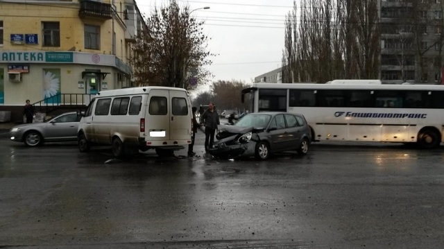 В Уфе столкнулись "Рено Сценик" и маршрутное такси, пострадали люди