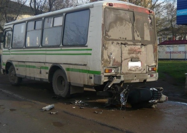 В Уфе несовершеннолетний на скутере врезался в пассажирский автобус