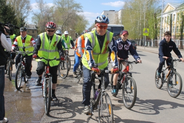 В Демском районе Уфы стартовал велопробег в честь Дня Победы. Велосипедисты проехали по  историческим местам Уфы и финишировали в Парке Победы.