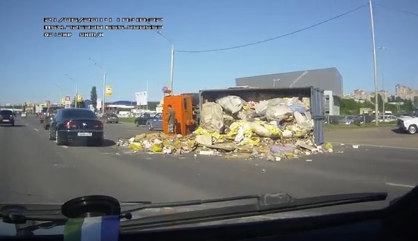 КамАЗ с мусором опрокинулся на проспекте Салавата Юлаева в Уфе
