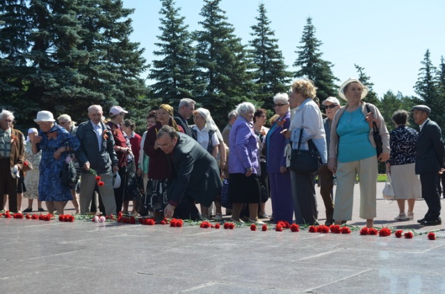 Жители Уфы собрались в парке Победы почтить память павших солдат в годы войны