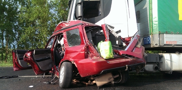 На трассе М-7 Москва-Уфа Subaru Forester влетела в фуру Iveco, погибли два человека