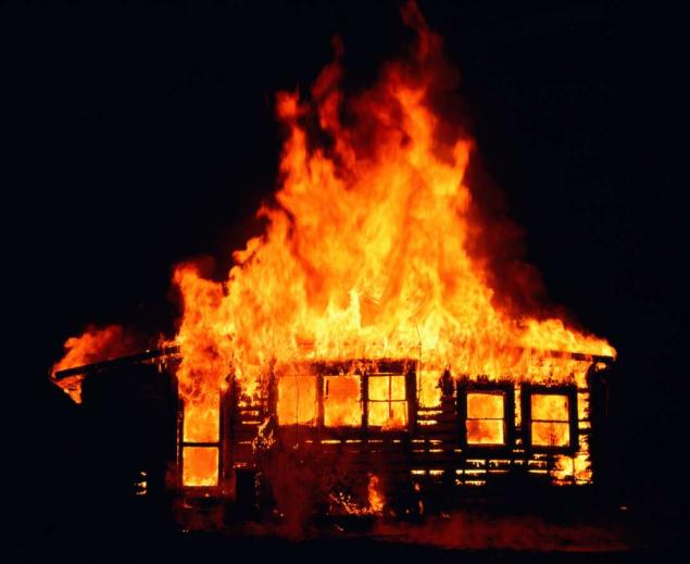 В Башкирии молодой мужчина заживо сгорел в собственном доме. Тело тридцатитрехлетнего мужчины нашли под завалами избы в селе Бижбуляк.