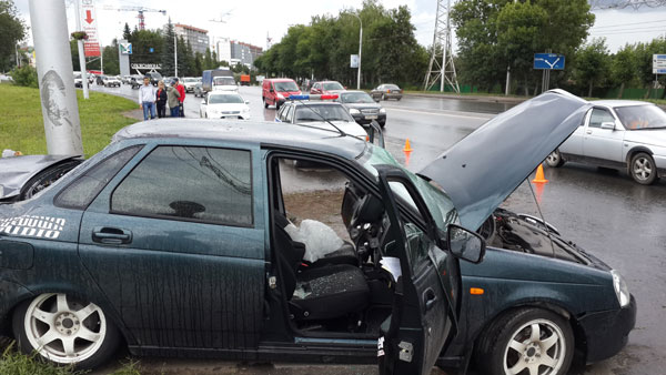 В Уфе "Приора" врезалась в электростолб, водитель погиб. Авария произошла в Уфе на улице Тоннельной.