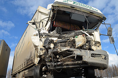В Башкирии фура врезалась в пассажирский микроавтобус. 7 человек погибли. Смертельная авария произошла на 46 км автодороги Уфа-Инзер-Белорецк.